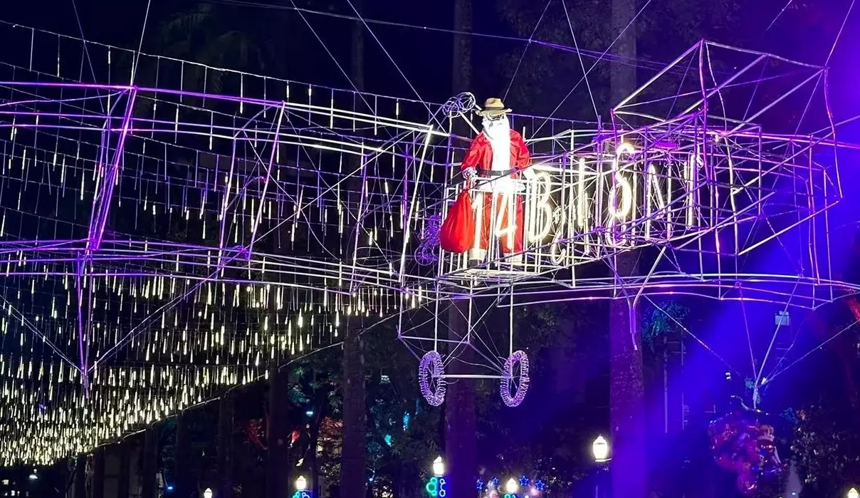 Papai Noel 'pilota' 14-bis em homenagem a Santos Dumont na Praça da Liberdade em Belo Horizonte